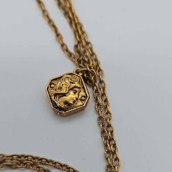 Elegant Gold Necklace with Navy Details - Picture 4 of 7